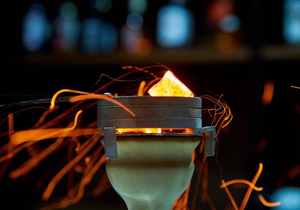 Gambar sebuah briket sedang dipanaskan di atas Hookah / Sisha